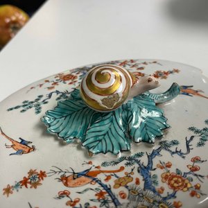 A Dutch Delft polychrome petit feu Kakiemon-style butter tub with a snail finial, 18th C. — 照片 8