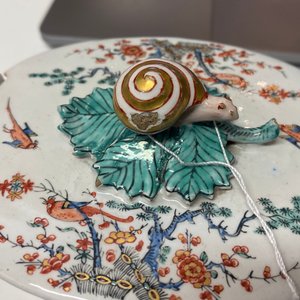 A Dutch Delft polychrome petit feu Kakiemon-style butter tub with a snail finial, 18th C. — 照片 9