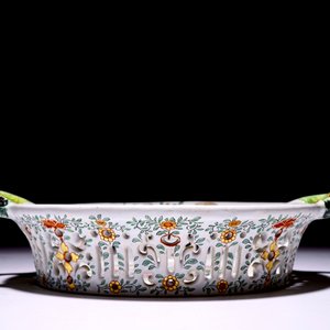 A Dutch Delft polychrome petit feu reticulated basket with Chinese famille rose example, 18th C. — photo 3