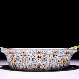 A Dutch Delft polychrome petit feu reticulated basket with Chinese famille rose example, 18th C. — photo 5