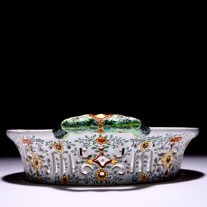 A Dutch Delft polychrome petit feu reticulated basket with Chinese famille rose example, 18th C. — photo 6