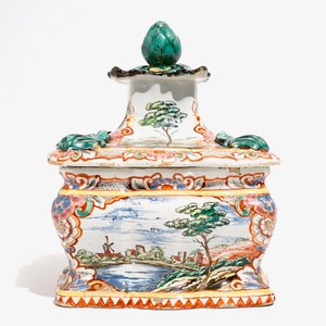 A Dutch Delft polychrome petit feu tobacco box and cover with fine landscapes, 18th C. — 照片 3