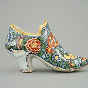 A Dutch Delft polychrome shoe, 18th C. — 照片 2