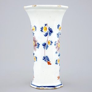 A Dutch Delft polychrome vase with the portrait of Willem V, Prince of Orange, 18th C. — photo 3