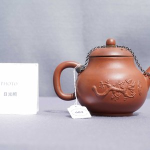A Dutch Delft redware teapot and cover, ca. 1700 — photo 17