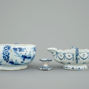 A Dutch Delft sauce boat, a miniature salt and a brandy bowl, 17/18th C. — 照片 2