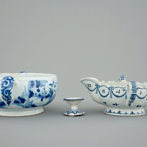 A Dutch Delft sauce boat, a miniature salt and a brandy bowl, 17/18th C. — 照片 4
