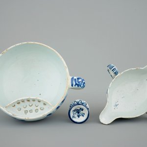 A Dutch Delft sauce boat, a miniature salt and a brandy bowl, 17/18th C. — 照片 5
