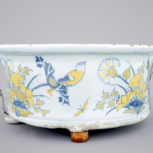 A Dutch Delft spice box with birds among foliage, 17th C. — photo 2