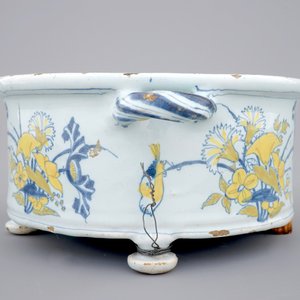 A Dutch Delft spice box with birds among foliage, 17th C. — photo 3