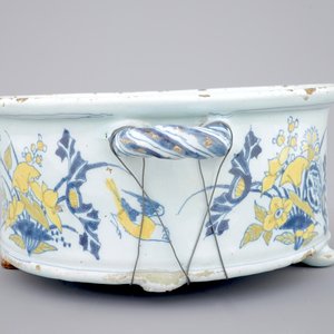 A Dutch Delft spice box with birds among foliage, 17th C. — photo 5