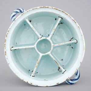 A Dutch Delft spice box with birds among foliage, 17th C. — photo 6