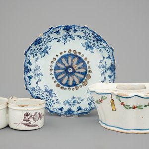 A Dutch Delft strainer, a wall flower holder and a cruet stand in French faience, 18th C. — photo 1