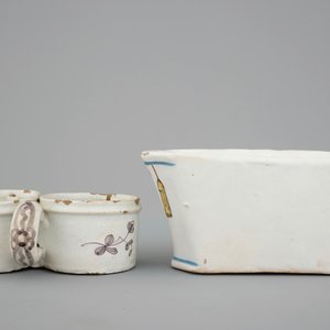A Dutch Delft strainer, a wall flower holder and a cruet stand in French faience, 18th C. — photo 6