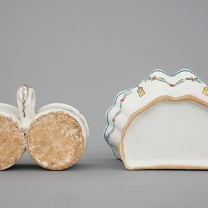 A Dutch Delft strainer, a wall flower holder and a cruet stand in French faience, 18th C. — photo 9