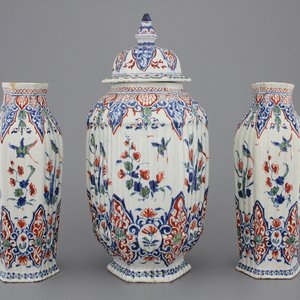 A Dutch Delft three-piece ribbed garniture in cashmere palette, ca. 1700 — 照片 1