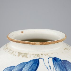 A Dutch Delft tobacco jar with indians, 18th C. — 照片 5