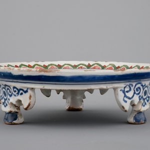 A Dutch Delft tripod saucer in cashemire palette, ca. 1700 — 照片 2