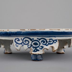 A Dutch Delft tripod saucer in cashemire palette, ca. 1700 — 照片 4