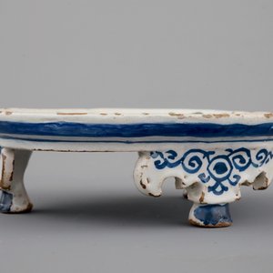 A Dutch Delft tripod saucer in cashemire palette, ca. 1700 — 照片 5