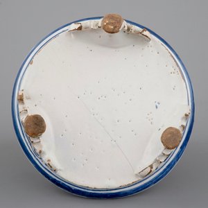 A Dutch Delft tripod saucer in cashemire palette, ca. 1700 — 照片 7