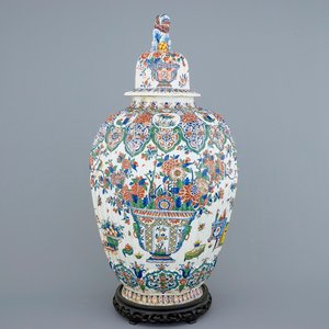 A Dutch Delft vase and cover in cashmere palette, ca. 1700 — photo 1