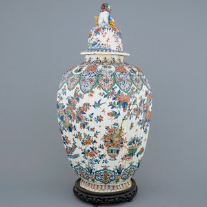 A Dutch Delft vase and cover in cashmere palette, ca. 1700 — photo 4