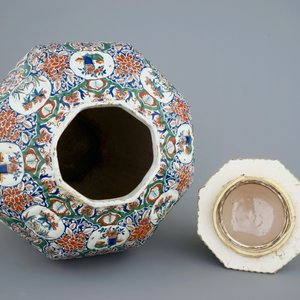 A Dutch Delft vase and cover in cashmere palette, ca. 1700 — photo 5