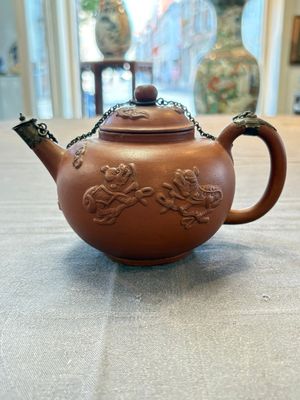 A Dutch Delft Yixing-style red earthenware teapot and cover, Ary De Milde mark, late 17th C. — photo 1