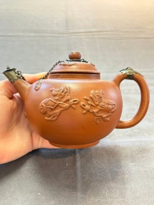A Dutch Delft Yixing-style red earthenware teapot and cover, Ary De Milde mark, late 17th C. — photo 2