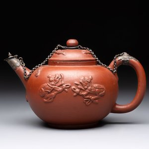 A Dutch Delft Yixing-style red earthenware teapot and cover, Ary De Milde mark, late 17th C. — photo 1