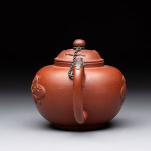 A Dutch Delft Yixing-style red earthenware teapot and cover, Ary De Milde mark, late 17th C. — photo 2