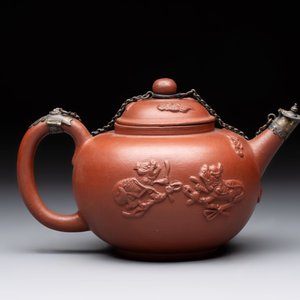 A Dutch Delft Yixing-style red earthenware teapot and cover, Ary De Milde mark, late 17th C. — photo 3