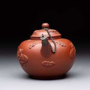 A Dutch Delft Yixing-style red earthenware teapot and cover, Ary De Milde mark, late 17th C. — photo 4