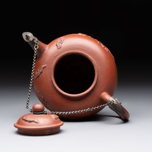 A Dutch Delft Yixing-style red earthenware teapot and cover, Ary De Milde mark, late 17th C. — photo 5