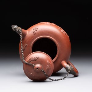 A Dutch Delft Yixing-style red earthenware teapot and cover, Ary De Milde mark, late 17th C. — photo 6