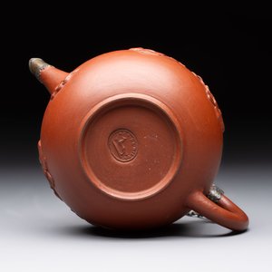 A Dutch Delft Yixing-style red earthenware teapot and cover, Ary De Milde mark, late 17th C. — photo 7