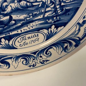 A Dutch Delftware blue and white dish with soldiers at camp, Makkum, dated 1764 — 照片 12