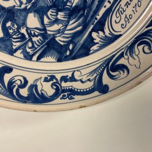 A Dutch Delftware blue and white dish with soldiers at camp, Makkum, dated 1764 — 照片 13