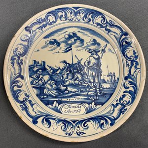 A Dutch Delftware blue and white dish with soldiers at camp, Makkum, dated 1764 — 照片 3