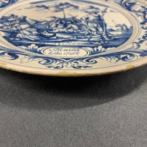 A Dutch Delftware blue and white dish with soldiers at camp, Makkum, dated 1764 — 照片 4