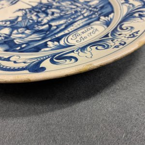 A Dutch Delftware blue and white dish with soldiers at camp, Makkum, dated 1764 — 照片 5