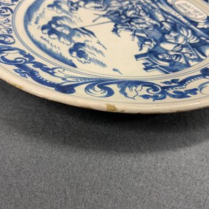 A Dutch Delftware blue and white dish with soldiers at camp, Makkum, dated 1764 — 照片 7