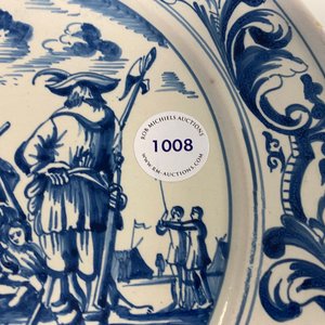 A Dutch Delftware blue and white dish with soldiers at camp, Makkum, dated 1764 — 照片 10