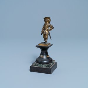 A Dutch gilt bronze model of a soldier, 17th C. — 照片 1