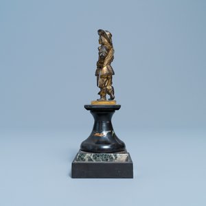 A Dutch gilt bronze model of a soldier, 17th C. — 照片 3