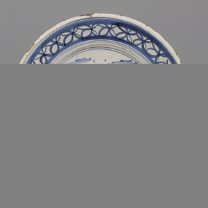 A Dutch maiolica dish with a falconer, ca. 1700 — 照片 1