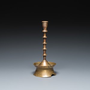 A Dutch or Flemish knotted bronze candlestick, 15/16th C. — photo 4