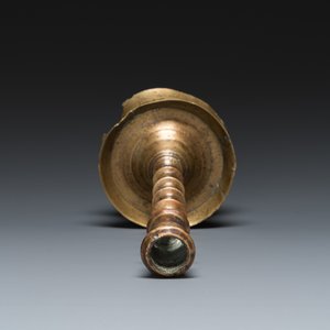 A Dutch or Flemish knotted bronze candlestick, 15/16th C. — photo 6