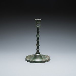 A Dutch or Flemish knotted bronze candlestick, 15th C. — 照片 1